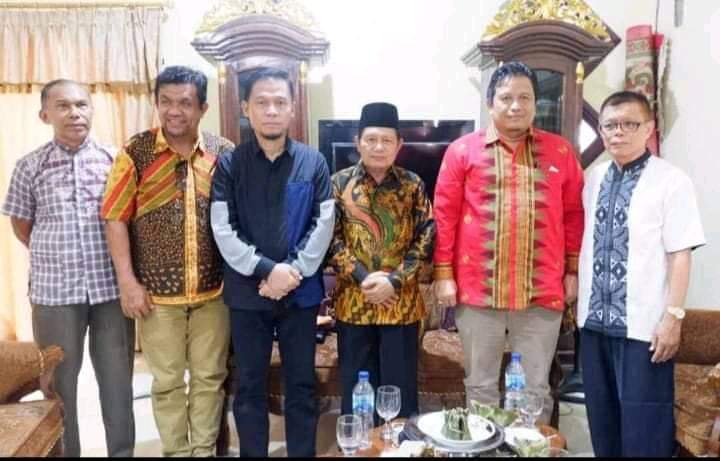 LM Rusman Emba bersama LM Baharuddin dan tokoh masyarakat Muna di Sulsel bertemu. Foto: Ist.