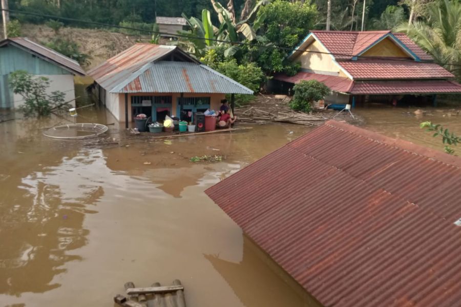 Inilah potret pemukiman yang terendam banjir di Kecamatan Sokan, Kabupaten Melawi, Kalimantan Barat. Foto: Ist.