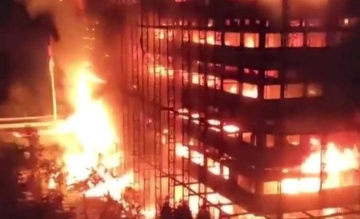 Kebakaran besar di gedung Kejagung, pada Sabtu (22/8/2020) malam. Foto: Ist.