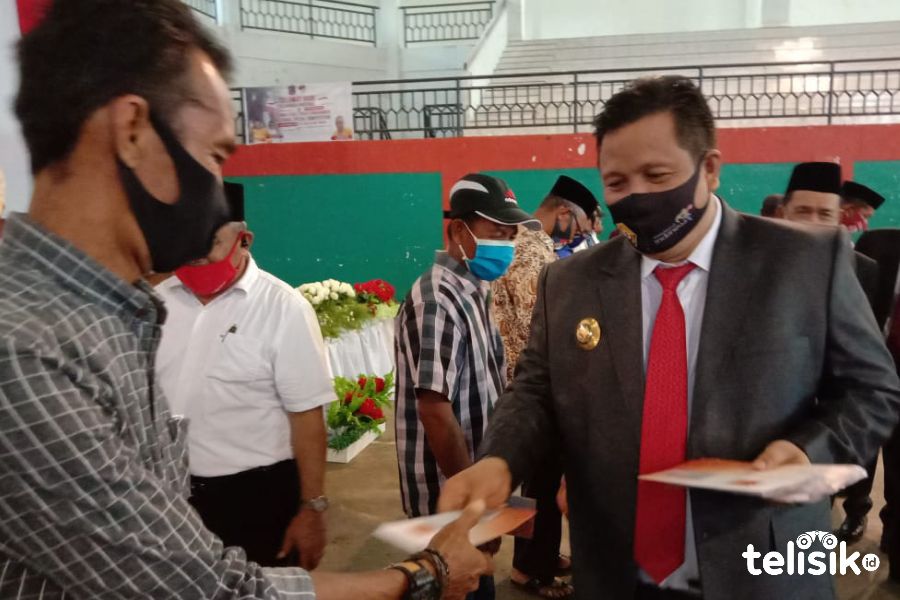 Bupati Muna, LM Rusman Emba menyerahkan Kartu Tani pada petani. Foto: Sunaryo/Telisik