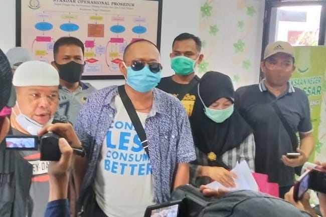 Pegawai BPD Sulselbar, Arman Laode Hasan (paling kiri) ditangkap Tim Tabur Kejaksaan. Foto: Repro Google.com