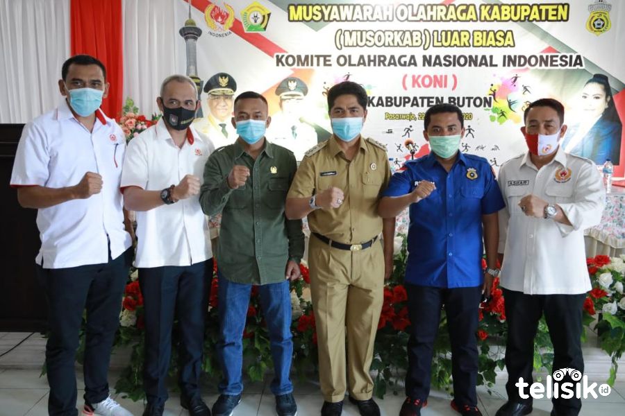 Bupati Buton, La Bakry (kanan ketiga) bersama pengurus KONI Buton. Foto: Iradat Kurniawan/Telisik