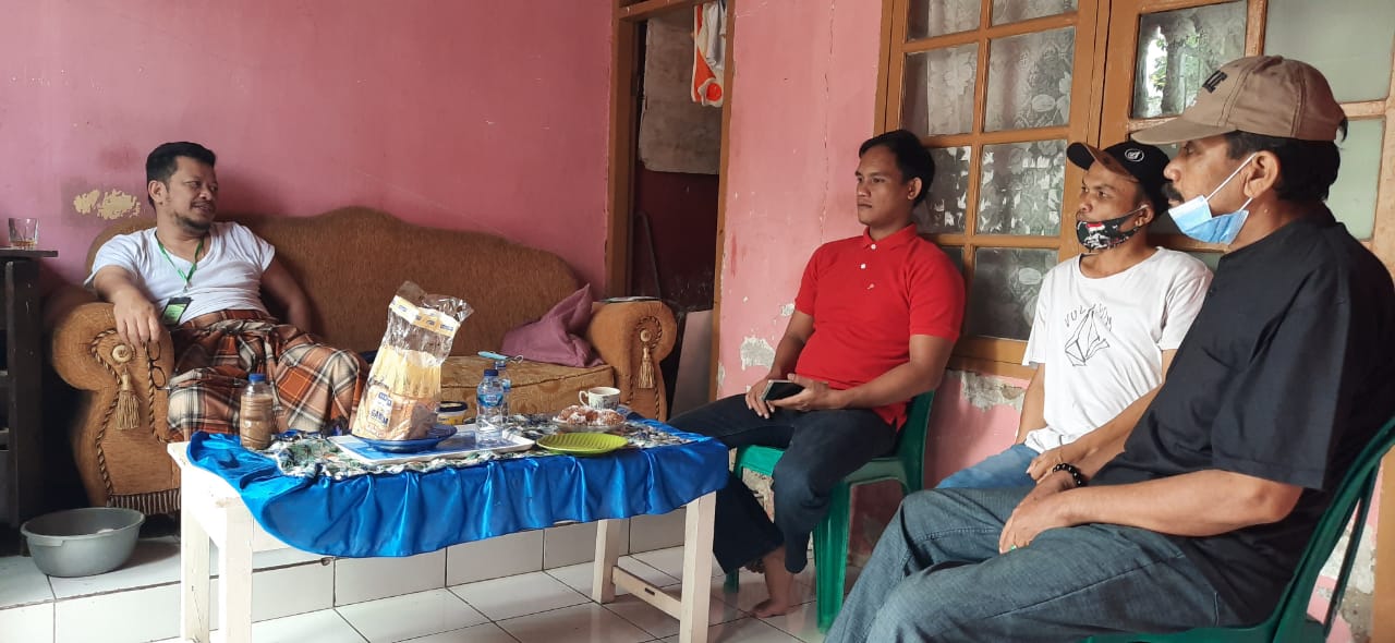 Irman Yasin Limpo (paling kiri) saat berbincang bersama warga Sudiang Makassar. Foto: Ist.