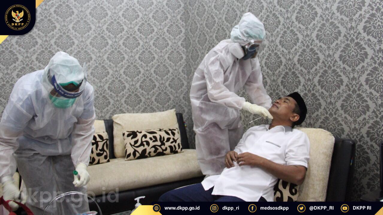 Pimpinan DKPP, Didik Supriyanto jalani tes swab. Foto: Repro dkpp.go.id