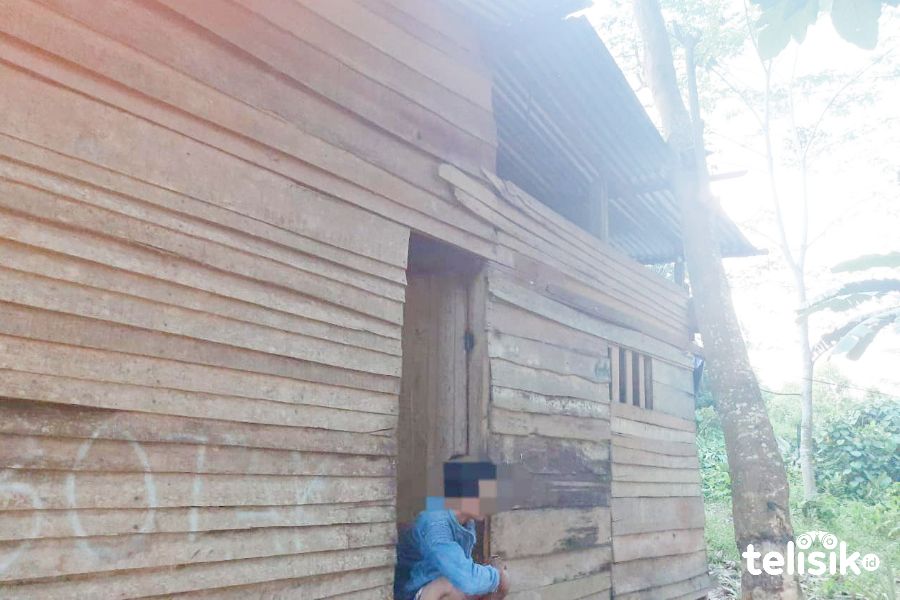 Arifin saat berada di rumah buatannya sendiri. Foto: Ahmad Sadar/Telisik