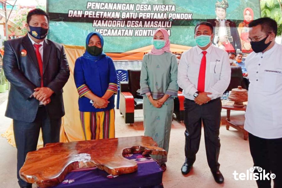 Bupati Muna, LM Rusman Emba bersama Pj Sekda, Syahruddin Nurdin dan Camat Kontunaga, Andi April mencanangkan kampung wisata. Foto: Sunaryo/Telisik
