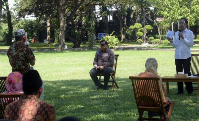 Presiden Jokowi ketika berdialog dengan pelaku usaha kecil dan mikro di pelataran Istana Merdeka, Jakarta. Foto: Ist.