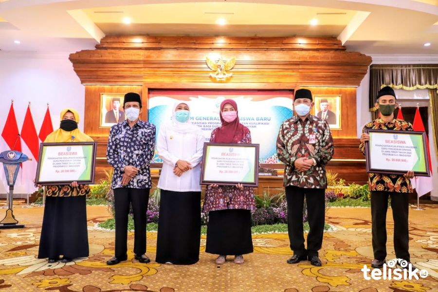 Perwakilan penerima beasiswa bersama Gubernur Khofifah. Foto: Try Wahyudi Ari Setyawan/Telisik