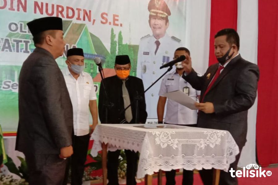 Bupati Muna, LM Rusman Emba melantik Syahruddin Nurdin sebagai Pj Sekda. Foto: Sunaryo/Telisik