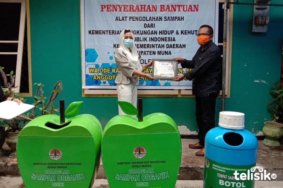 Anggota DPD-RI, Wa Ode Rabia Al Adawia menyerahkan secara simbolik bantuan alat pengolah sampah pada Kepala Inspektorat Muna,  La Kuanto. Foto: Sunaryo/Telisik