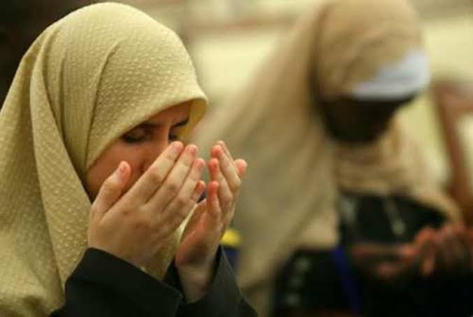 Seorang muslimah sedang memanjatkan doa kepada Allah SWT. Foto: Repro Google.com