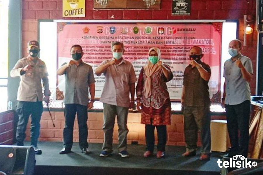 Pasangan Bakal Calon Bupati dan Wakil Bupati Wakatobi, Hardin Laomo dan Ilmiati Daud beserta Kapolres Wakatobi Foto: Mohamad Lukman Saputra/Telisik