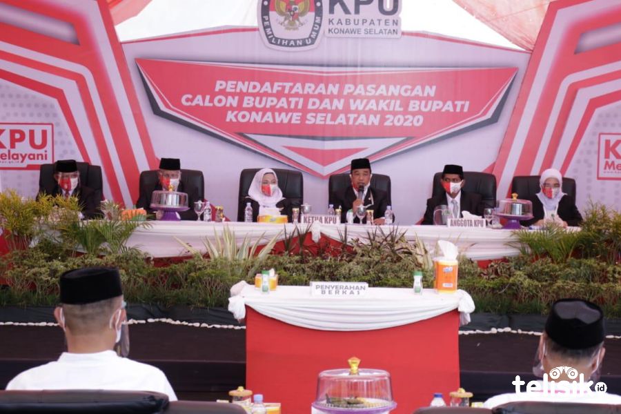 Suasana pendaftaran pasangan bakal calon bupati dan wakil bupati di KPU Konsel. Foto: Hamka Dwi Sultra/Telisik