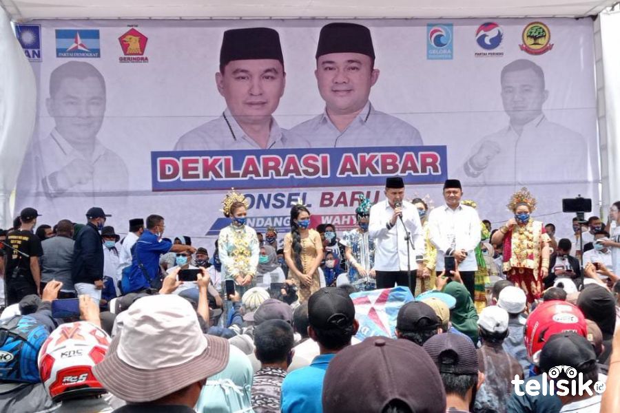 Pasangan Endang-Wahyu saat menyampaikan orasi pada deklarasi usai mendaftar di KPU. Foto: Sumarlin/Telisik