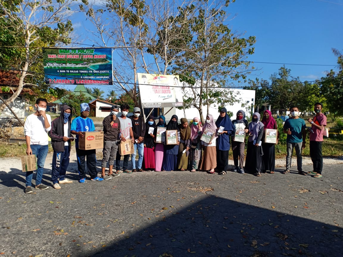 Generasi Milenial Pulau Tomia yang melakukan penggalangan dana untuk membantu pengobatan Bapak Laode Saidu, warga Wakatobi penderita tumor ganas. Foto: Ist.