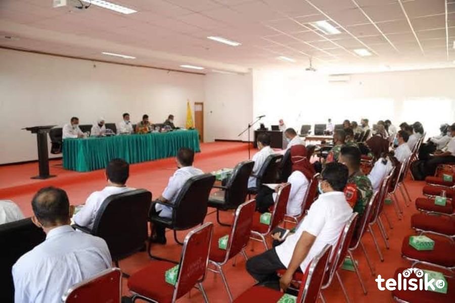 Bupati Buton, Drs. La Bakry, M.Si memimpin rapat untuk mengevaluasi penanganan COVID-19 di Kabupaten Buton dan sejumlah permasalahannya, di aula Kantor Bupati Buton. Foto: Iradat Kurniawan/Telisik