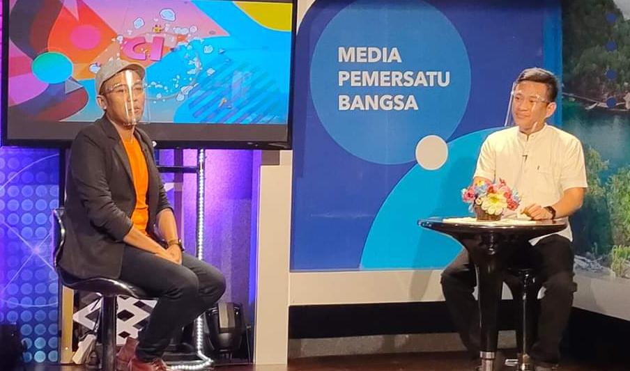 Ketua AMPI Sultra, Radhan Algindo Nur Alam saat mengikuti acara Cit-Cat TVRI. Foto: Ist.