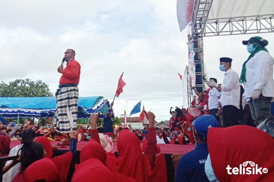 Umar Samiun saat membawakan orasi politinya di hadapan pendukung HATI. Foto: Mohamad Lukman Saputra/Telisik