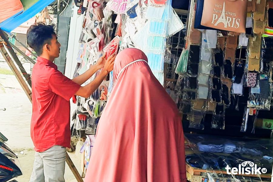 Pedagang masker pinggir jalan di kawasan Aduonohu. Foto: Ahmad Sadar/Telisik