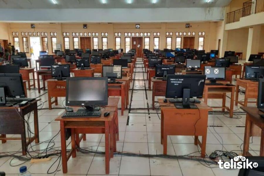 Model pengaturan kursi peserta tes SKB calon ASN Pemda Kabupaten Buton. Foto: Iradat Kurniawan/Telisik