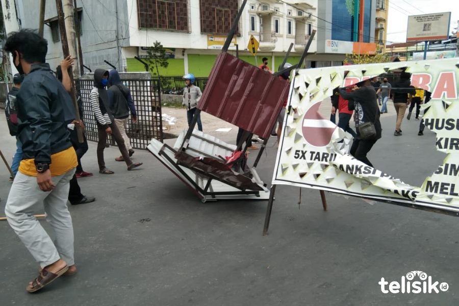 Suasana aksi Konsorsium Masyarakat Tolaki Mepokoaso Sultra. Foto: Ibnu Sina Ali Hakim/Telisik