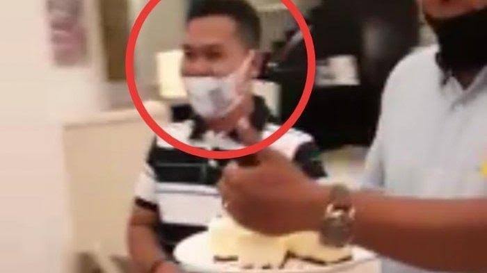 Ketua KPU Indramayu, Ahmad Toni Fatoni yang tertangkap kamera sedang memberikan kejutan ulang tahun untuk salah satu Cabup. Foto: Repro google.com