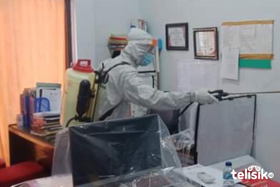 Petugas BPBD menyemprotkan cairan disinfektan di Kantor KPU Muna. Foto: Sunaryo/Telisik