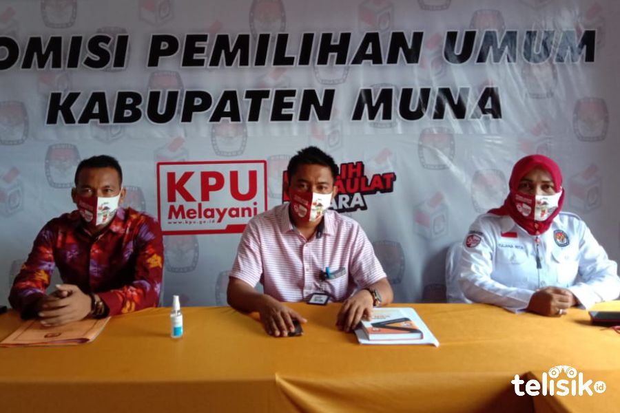 Ketua KPU Muna, Kubais bersama dua komisioner KPU. Foto: Sunaryo/Telisik
