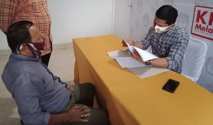 Komisioner KPU Muna, Muh. Ichsan menerima aduan masyarakat. Foto: Ist.