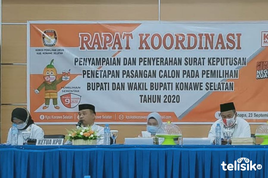 KPU Konawe Selatan (Konsel) menggelar rapat koordinasi penyampaian dan penyerahan surat keputusan penetapan pasangan calon bupati dan wakil bupati di salah satu hotel di Konsel, Rabu (23/9/2020). Foto: Hamka Dwi Sultra/Telisik