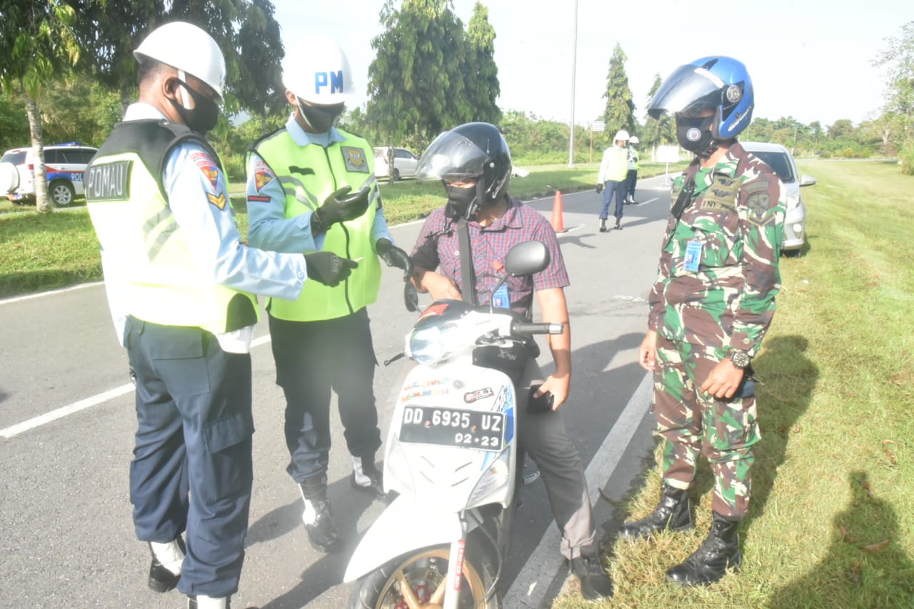 Lanud Haluoleo tertibkan pengendara yang tidak menggunakan masker. Foto: Ist.