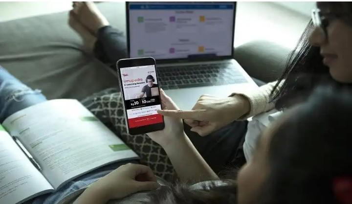 Masih banyak siswa yang tidak memiliki ponsel sehingga tak bisa mengikuti pembelajaran daring. Foto: Repro Telkomsel