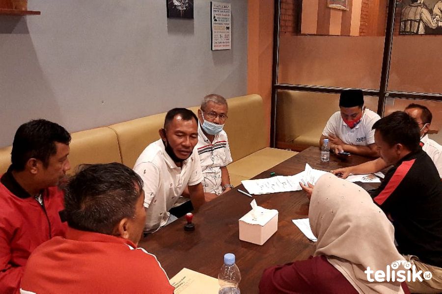 Penandatanganan formulir B.2-KWK oleh Rusmin Abdul Gani dan Senawan Silondae bersama Parpol pengusung. Foto: Hamka Dwi Sultra/Telisik