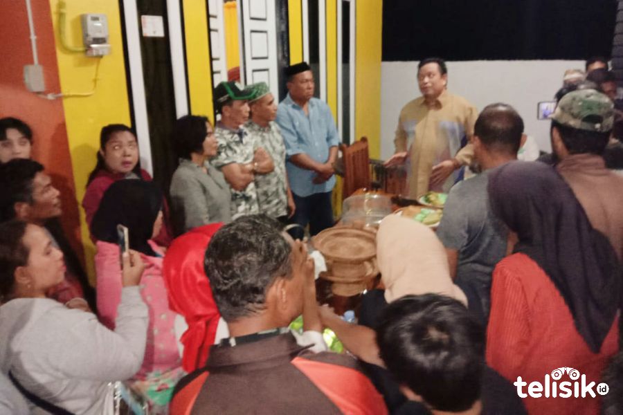 Loyalis Baharuddin bersama Bupati Muna, LM Rusman Emba. Foto: Sunaryo/Telisik