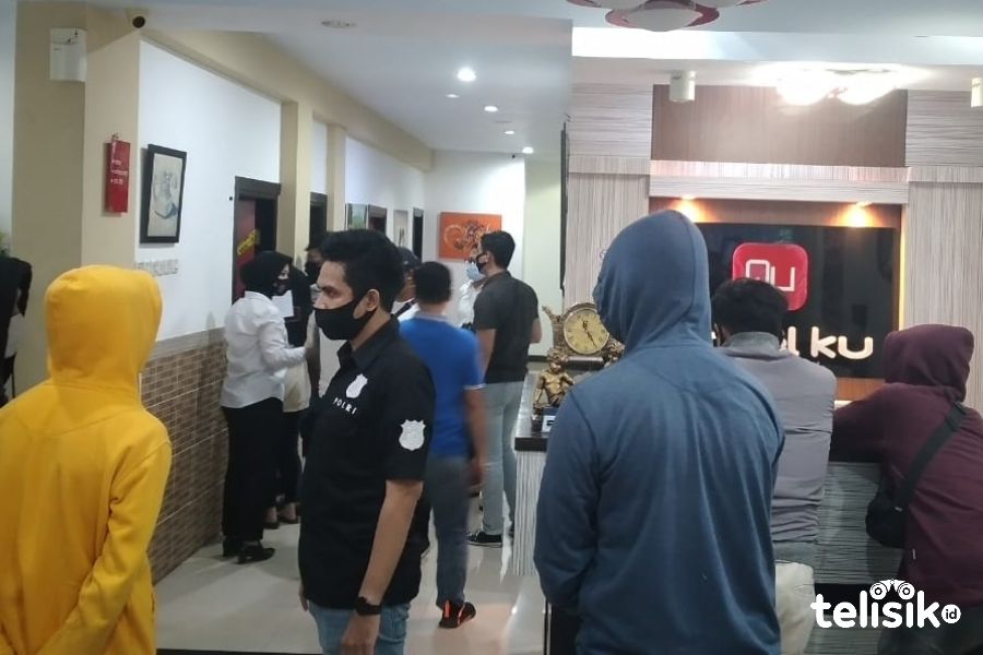 Aparat Polsek Panakukang menggelar olah TKP di salah satu hotel di Jalan Toddopuli Raya, yang diduga sebagai tempat terjadinya pemerkosaan terhadap seorang mahasiswi di Makassar. Foto: Rezki Mas'ud/Telisik