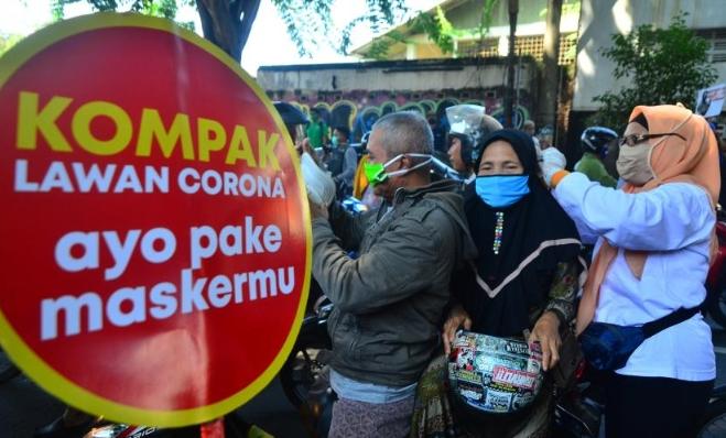 Spanduk atau banner yang berisi ajakan untuk memakai masker banyak ditemui. Tapi kebanyakan warga tidak mematuhi. Foto: Repro Google.com