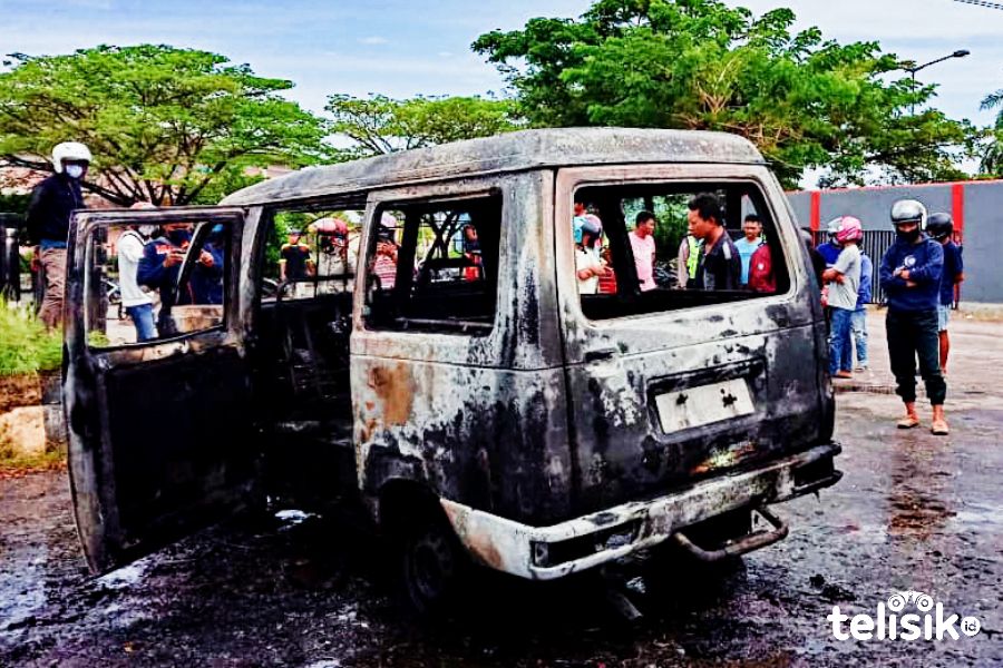 Mobil calo yang terbakar di SPBU. Foto: Sunaryo/Telisik