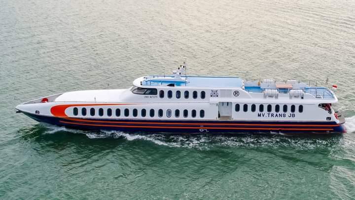 Kapal fiber, salah satu moda transportasi laut di Kolaka Utara yang setiap harinya melayani rute pelabuhan lama Tobaku menuju pelabuhan Bansala, Siwa, Kabupaten Wajo. Foto: Ist.