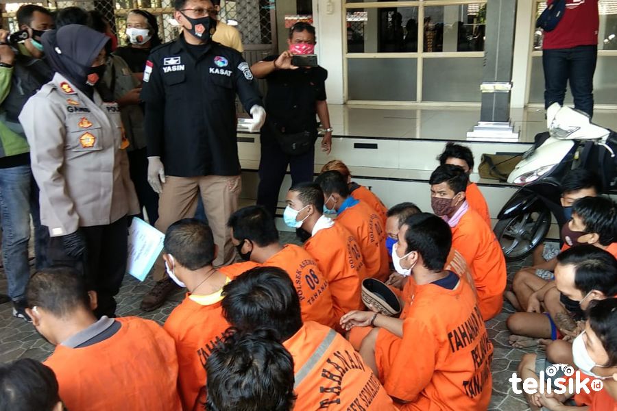 Para tersangka diamankan di Polres Pelabuhan Tanjung Perak Surabaya. Foto: Try Wahyudi Ari Setyawan/Telisik