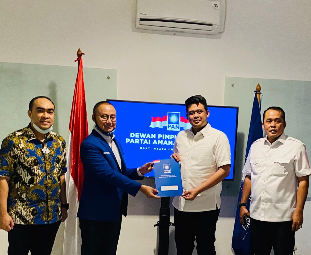 Sekjen PAN, Eddy Soeparno (kiri), saat menyerahkan rekomendasi pada calon Wali Kota Medan, Bobby Nasution (kanan). Foto: Ist.
