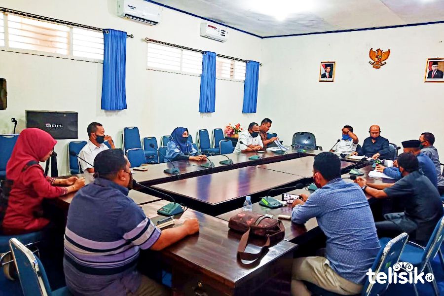 Suasana rapat penyerahan rekomendasi Pansus di ruang sidang DPRD Buton Selatan. Foto: Deni Djohan/Telisik