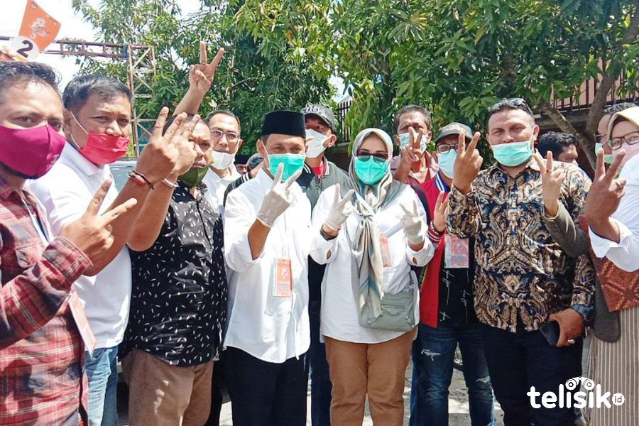Pasangan HATI setelah pencabutan nomor urut. Foto: Mohamad Lukman Saputra/Telisik