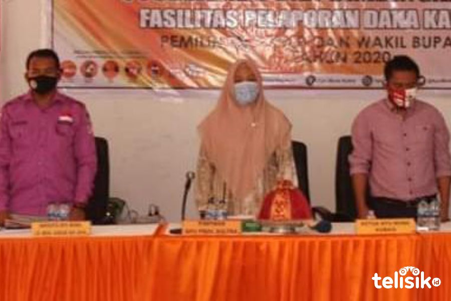 Kordiv Hukum dan Pengawasan KPU Sultra, Ade Suerani (tengah) bersama jajaran KPU Muna di sela-sela sosialisasi pelaporan dana kampenye. Foto: Sunaryo/Telisik