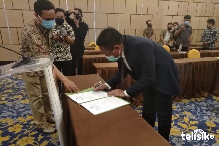 Kepala Dinas Cipta Karya, Bina Konstruksi dan Tata Ruang Provinsi Sultra, Pahri Yamsul saat menandatangani SK TABG perencanaan pembangunan gedung kantor Gubernur Sultra tahun anggaran 2020. Foto: Fitrah Nugraha/Telisik