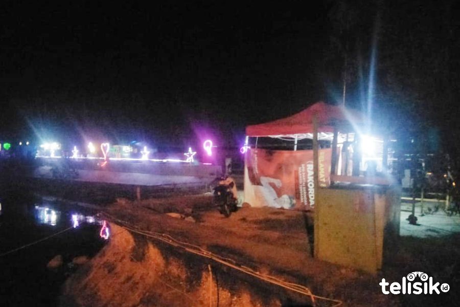 Masyarakat yang berjualan di pinggiran Teluk Kendari masih tetap beraktivitas di atas jam 22.00. Foto: Thamrin Dalby/Telisik