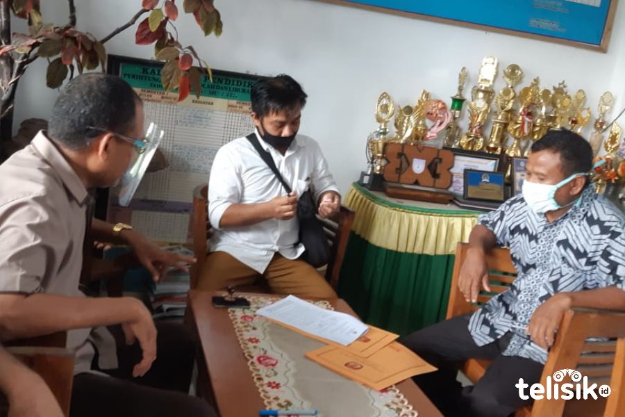 Ketua KPU Muna, Kubais melakukan klarifikasi terhadap keabsahan ijazah di sekolah penerbit ijazah. Foto: Sunaryo/Telisik