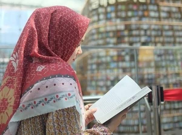 Seorang perempuan sedang membaca Al-Quran. Foto: Repro google.com