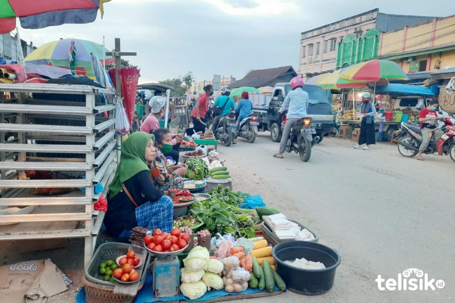 Suasana Pasar Anduonohu, sebagian penjual masih belum menggunakan masker. Foto: Ahmad Sadar/Telisik