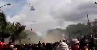 Helikopter milik Polda Sultra saat manuver di atas massa aksi mahasiswa yang sedang berunjukrasa. Foto: Ist.