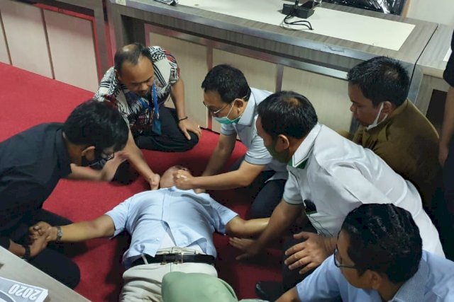 Nampak Anggota DPRD Sulsel, Ince Langke pingsan saat Rapat Banggar. Foto: Ist.